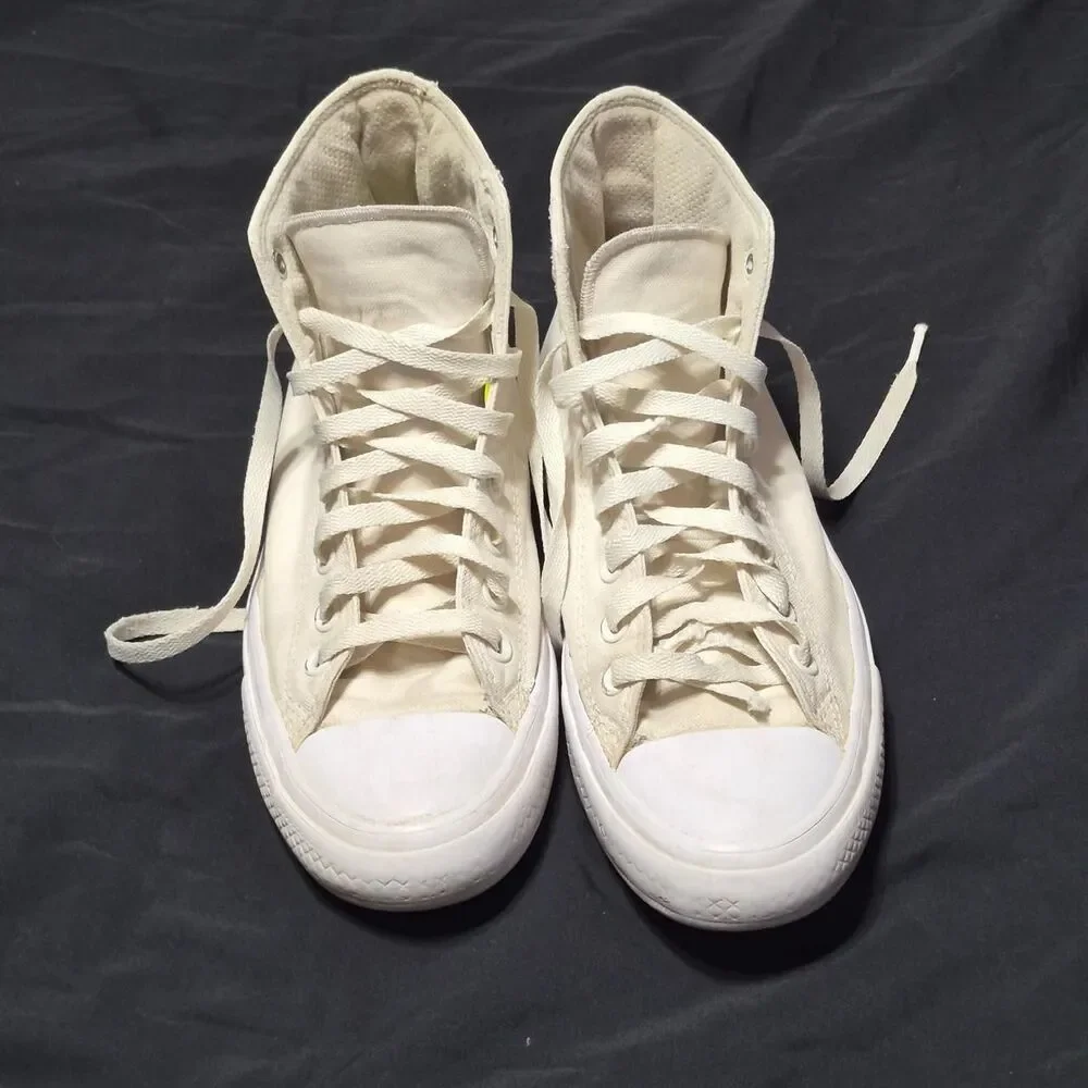 Discontinued Chuck Taylor II Unisex White and Cream Converse Size 7/9